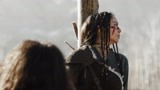 她要离开丈夫，丈夫就把她绑起来挂在柱子上