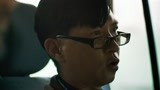 肇志仁向李彦明索要政府机密情报 	肇志仁获得情报后露出笑容