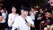 残疾歌手王亮户外演唱《母亲》动人的歌声 令人们忍不住为他鼓掌