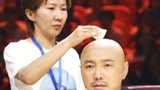《我就是演员》徐峥做发型过程曝光，女助理“憋着笑”擦到反光