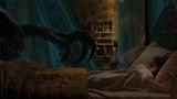 侏罗纪世界2：夜雨带来恐龙进房 伸爪子进被窝要表示友好？