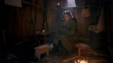 《大牧歌》杨月亮在岗哨的小屋里烤火 一直没有等到邵红柳回来