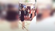 古力娜扎在姐姐婚礼上热情跳舞，舞态优美、身段婀娜多姿