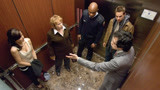 4分钟看完美国惊悚片《电梯里的恶魔》，灯一暗就有人离奇死去
