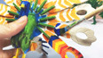 萌鸡朵朵拼搭立体孔雀 用颜料和画笔涂羽毛