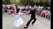 夫妻广场舞，美女白裙子优雅气质，跳得真美！