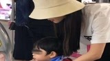 杨颖手指受伤忍痛陪儿子玩夹糖机,小海绵侧脸曝光长相酷似父亲