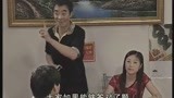美女与男子举行有奖问答活动，活动现场可是非常热闹呀