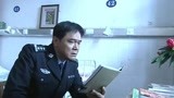 中国神探：男子打开抽屉，拿起笔记本看了起来