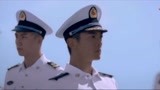 红海行动：中国海军队员向牺牲队员敬礼，场面庄严，令人感动