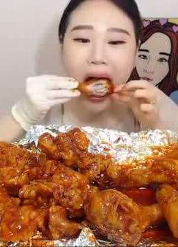 国外女吃货,大口吃炸鸡腿和炸鸡块