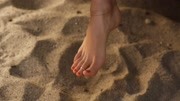 沙子里藏着一只怪物，只要美女的脚粘上沙子，就会被吸干！