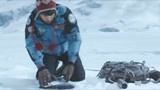 南极之恋：小伙雪地挖坑钓鱼，不料掉进冰窟窿，这怎么走出去？