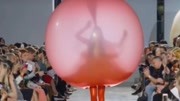 女模特走T台穿“大气球”，不料气球突然泄气，众人不淡定了