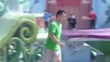 最安全的地方反而更危险？ 男子走个路都能落水