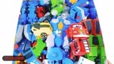 儿童变形金刚玩具 超多的变形车聚在一起变成一个很酷的机器人