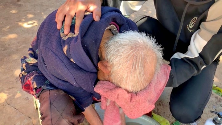 95岁老娘住大儿子家,儿子去世了,看看孙子如何对待奶奶的