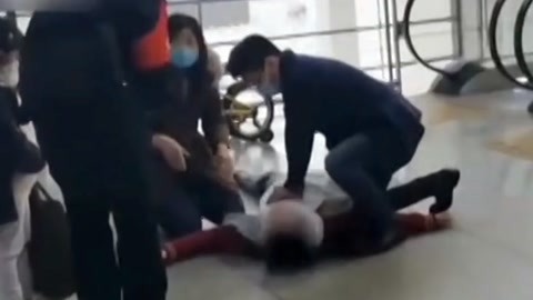 男子心跳骤停两医生现场施救 宠物狗咬伤老人