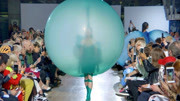 模特穿“气球”装走秀，走一半泄气了，结果意想不到！
