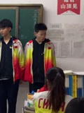 【凌晨V视频】2名男同学吵架 被班主任“惩罚”十指紧扣-8万粉丝105+点赞热议中_资讯视频