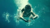 神奇女侠1984：小女孩游泳好厉害 真是开眼界了