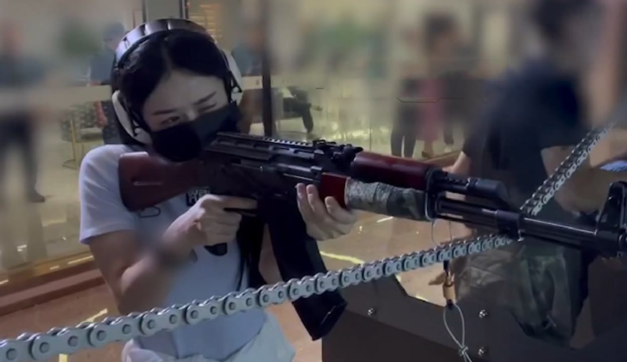 娱8嘴】赵丽颖体验射击画风好飒！上膛开枪快准狠，多次命中靶心太酷了-3万粉丝2万作品期待你的评论_娱乐视频-免费在线观看-爱奇艺