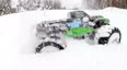 雪地上的大脚越野车