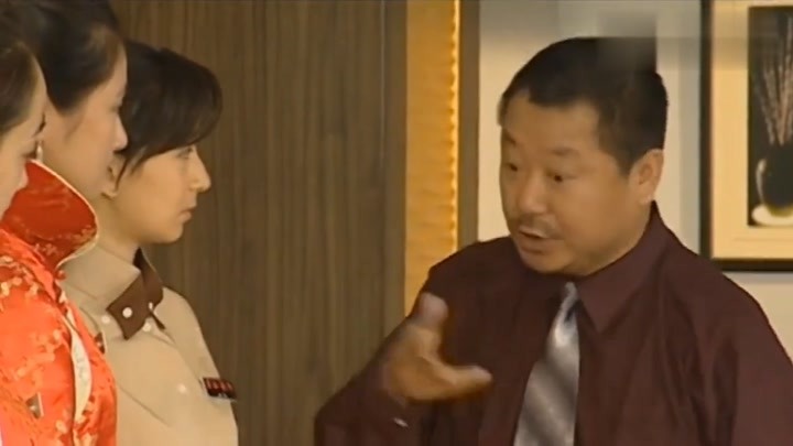 彪哥教服务员微笑,亲自示范含情脉脉,这表情动作太到位了