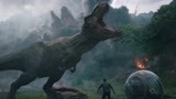 侏罗纪世界2牛龙不知死活，竟敢动霸王龙的朋友，直接一口咬死