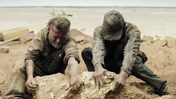 2人在沙漠发现一块超大黄金，可等挖出来后，却发生意想不到的事
