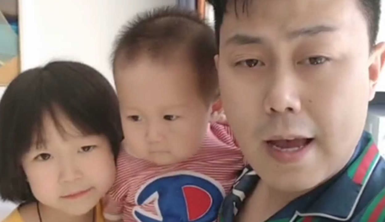 幼交专区  10岁女孩 掌闻视讯】妈妈前往抗疫一线，爸爸在家照顾俩娃：这场疫情让我们仨都成长了-超过10万粉丝6万作品在等你_资讯视频-免费在线观看-爱奇艺