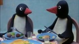 企鹅家族：小企鹅闹情绪不好好吃饭被妈妈打屁股