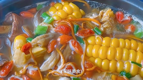 汤鲜味美的排骨玉米菌菇汤