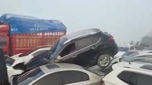 河南郑新黄河大桥结冰大雾多车连环撞 事故车挤成团已有11人获救