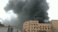 俄联邦安全局一建筑爆炸致1死2伤，现场火势凶猛黑烟滚滚