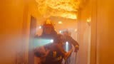 烈火英雄：煤气爆炸变成火云，消防员抱着女孩逃跑，被逼死角