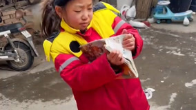 小女孩放学后装了一书包冰凌，把课本都冻起来了