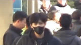 路透：王安宇春晚联排下班啦 水灵灵的男大太帅啦~