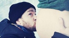 贾老板宣布当爹 亲吻爱妻8个月孕肚—早班机