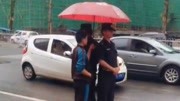 学生为守护中考警察撑伞
