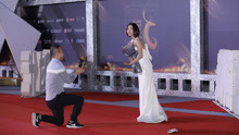 王珞丹红毯现场被粉丝跪地求婚 连连后退场面十分尴尬