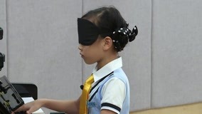 线上看 《天才小琴童》新赛制苛刻考验学员 戴上眼罩盲弹难度极大 (2018) 带字幕 中文配音