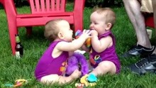 双胞胎宝宝打架，好糟心