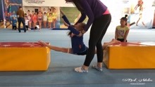 体操女孩在家练一字马,妈妈在旁边监督,看着好