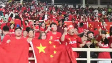 亚洲杯小组赛中国队0-2负于韩国 球迷高唱国歌仍给国足鼓励加油