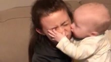宝宝亲吻妈妈，不撒手