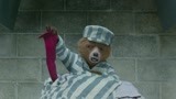 小熊洗衣服时放进了一只红色的袜子 没想到把狱友的衣服全染红了