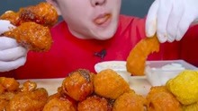 韩国小哥哥吃炸鸡，吃得太香太馋人了，好想来一口啊！