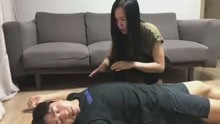 韩国淘气弟弟被电晕, 姐姐会给他做人工呼吸吗？
