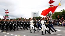 白俄罗斯大阅兵现场：一支中国军队突然现身，现场一片欢呼